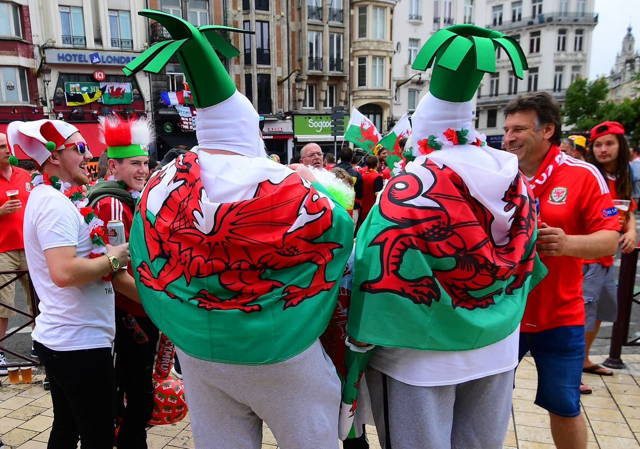 Los fans de Bélgica y Gales desbordaron la pasión en el Estadio de Lille durante los cuartos de final de la Eurocopa. Checa la vibra que lanzaron a sus equipos.