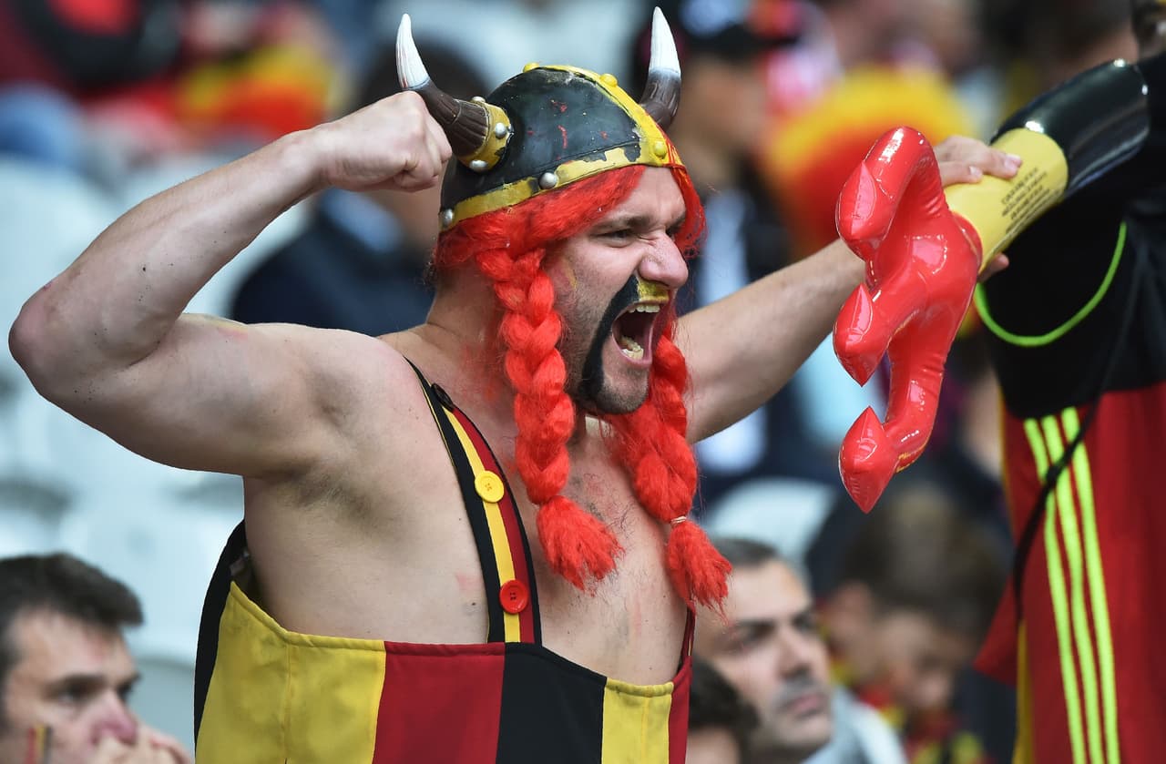 Los fans de Bélgica y Gales desbordaron la pasión en el Estadio de Lille durante los cuartos de final de la Eurocopa. Checa la vibra que lanzaron a sus equipos.