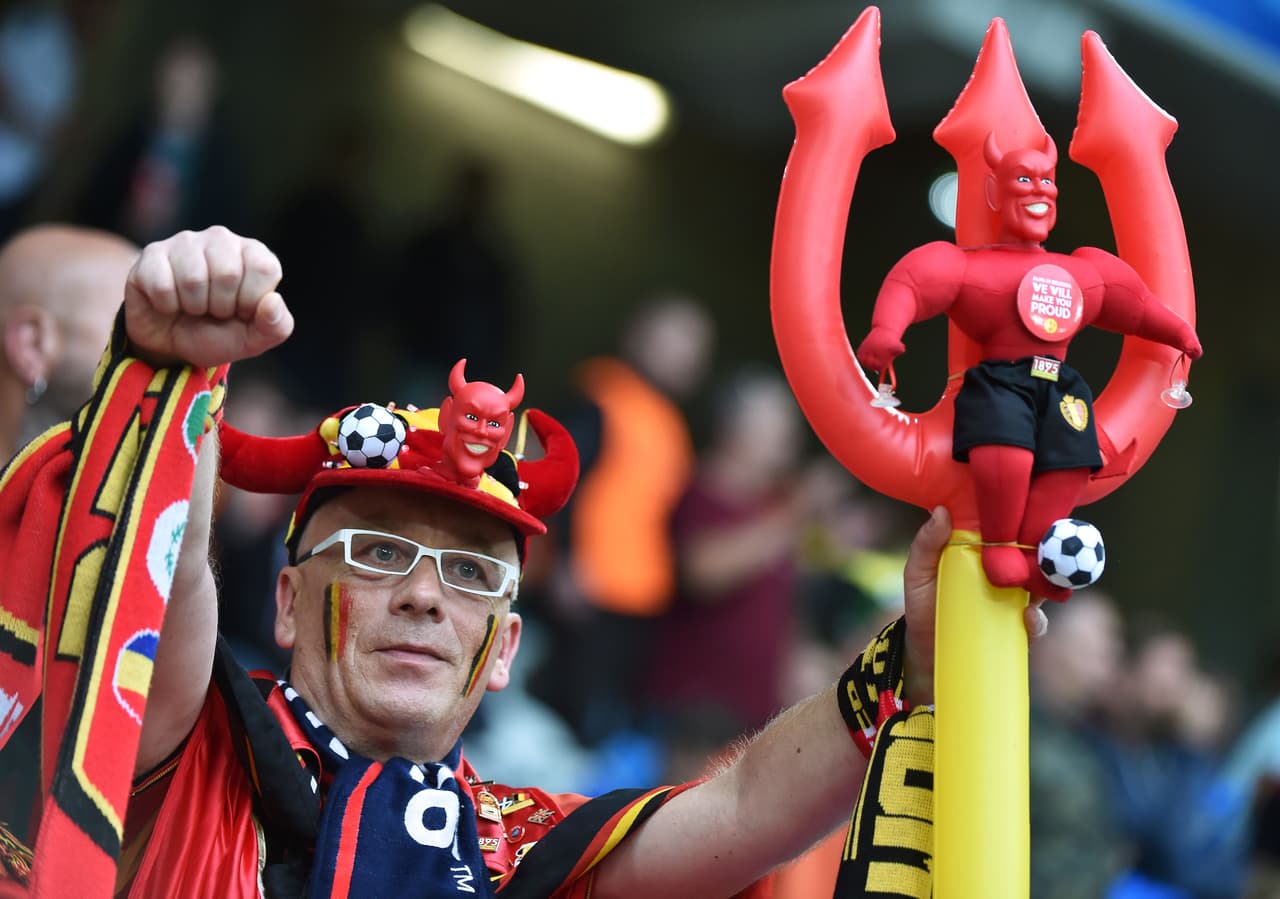 Los fans de Bélgica y Gales desbordaron la pasión en el Estadio de Lille durante los cuartos de final de la Eurocopa. Checa la vibra que lanzaron a sus equipos.