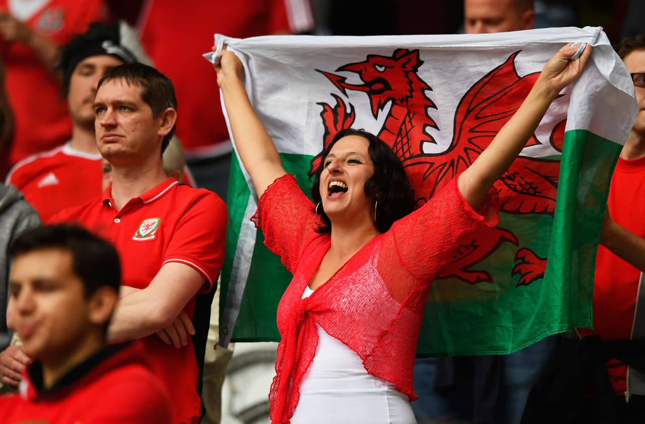 Los fans de Bélgica y Gales desbordaron la pasión en el Estadio de Lille durante los cuartos de final de la Eurocopa. Checa la vibra que lanzaron a sus equipos.