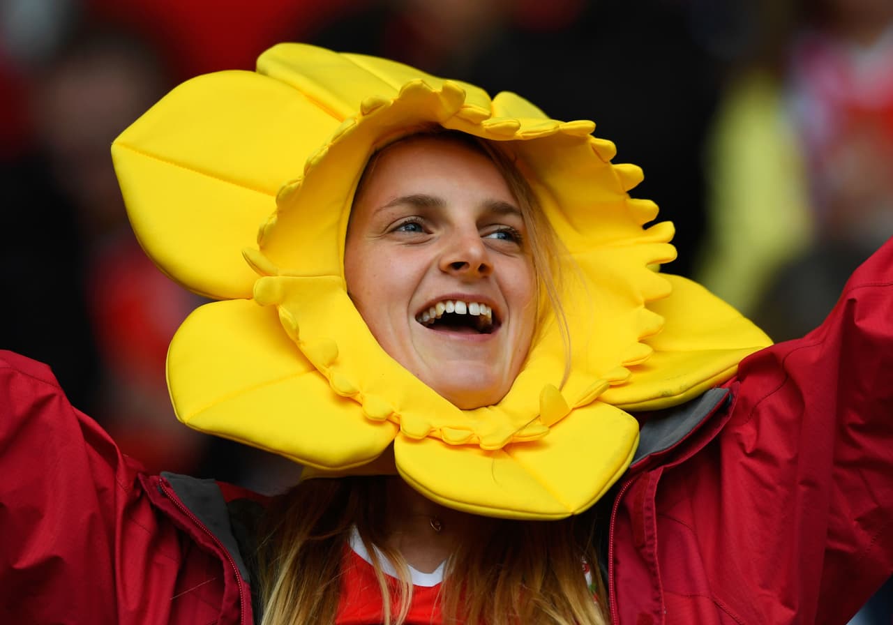 Los fans de Bélgica y Gales desbordaron la pasión en el Estadio de Lille durante los cuartos de final de la Eurocopa. Checa la vibra que lanzaron a sus equipos.