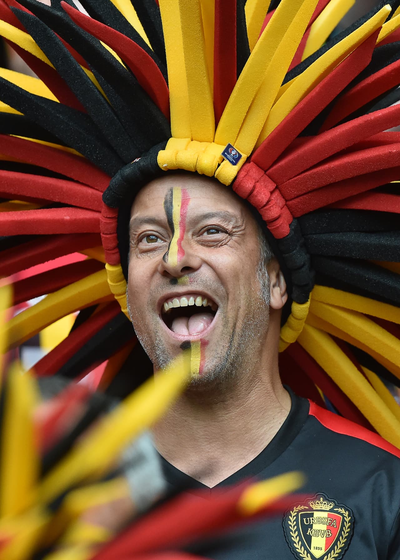 Los fans de Bélgica y Gales desbordaron la pasión en el Estadio de Lille durante los cuartos de final de la Eurocopa. Checa la vibra que lanzaron a sus equipos.