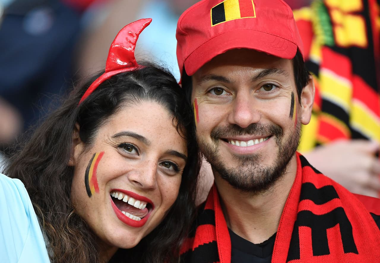 Los fans de Bélgica y Gales desbordaron la pasión en el Estadio de Lille durante los cuartos de final de la Eurocopa. Checa la vibra que lanzaron a sus equipos.