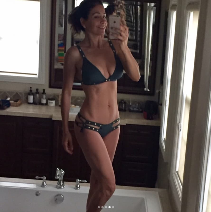 Le gusta consultar con sus fanáticos en redes sociales sobre los modelos de bikini que utiliza.