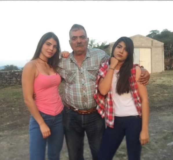 "Momentos con mi 'pa' y mi hermana en el rancho, guardo en mi corazón y me quedo siempre con lo bueno por que no vale la pena amargarse la vida con tonterías y orgullos. Amar y ser felices es lo primero", escribió la actriz y cantante como texto acompañando esta fotografía.