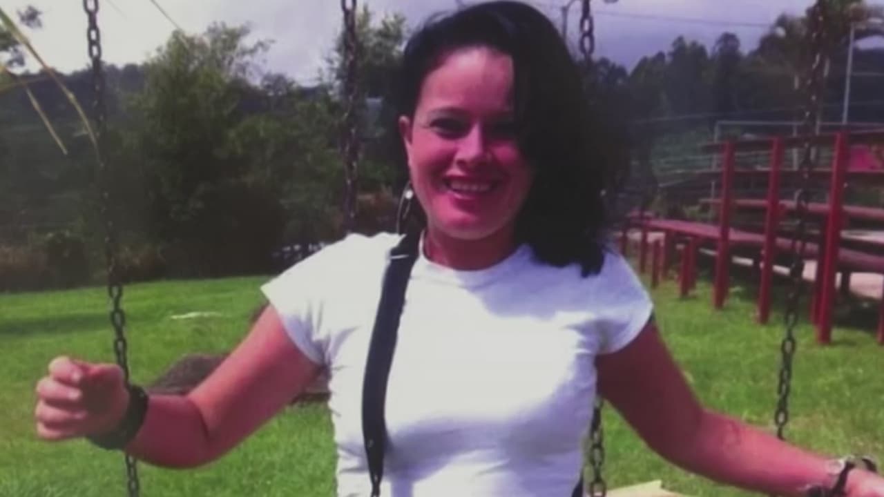 <b>Asesinaron a una madre: el cadáver apareció en el basurero de un edificio</b>
<br>
<br>Nathalie Madriz, de 38 años y madre de dos hijas, fue asesinada en un apartamento estudiantil en Costa Rica. El sospechoso huyó a El Salvador. La familia pide justicia.