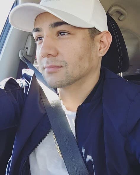 Las gorras deportivas o beisboleras sin duda son de las favoritas de Luis Coronel.