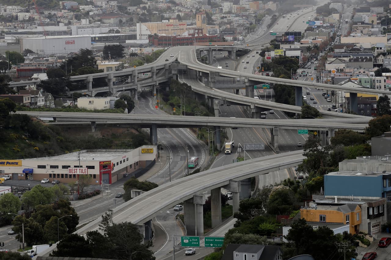 Lo mismo ocurre en las rampas que conectan las carreteras interestatales 280 y 101 en la ciudad, que a la fecha ha reportado más de 170 casos de coronavirus y la muerte de un paciente.