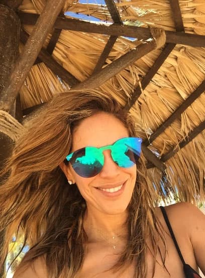 Karla es fan de las gafas de espejo. Entre más grandes llaman más la atención.