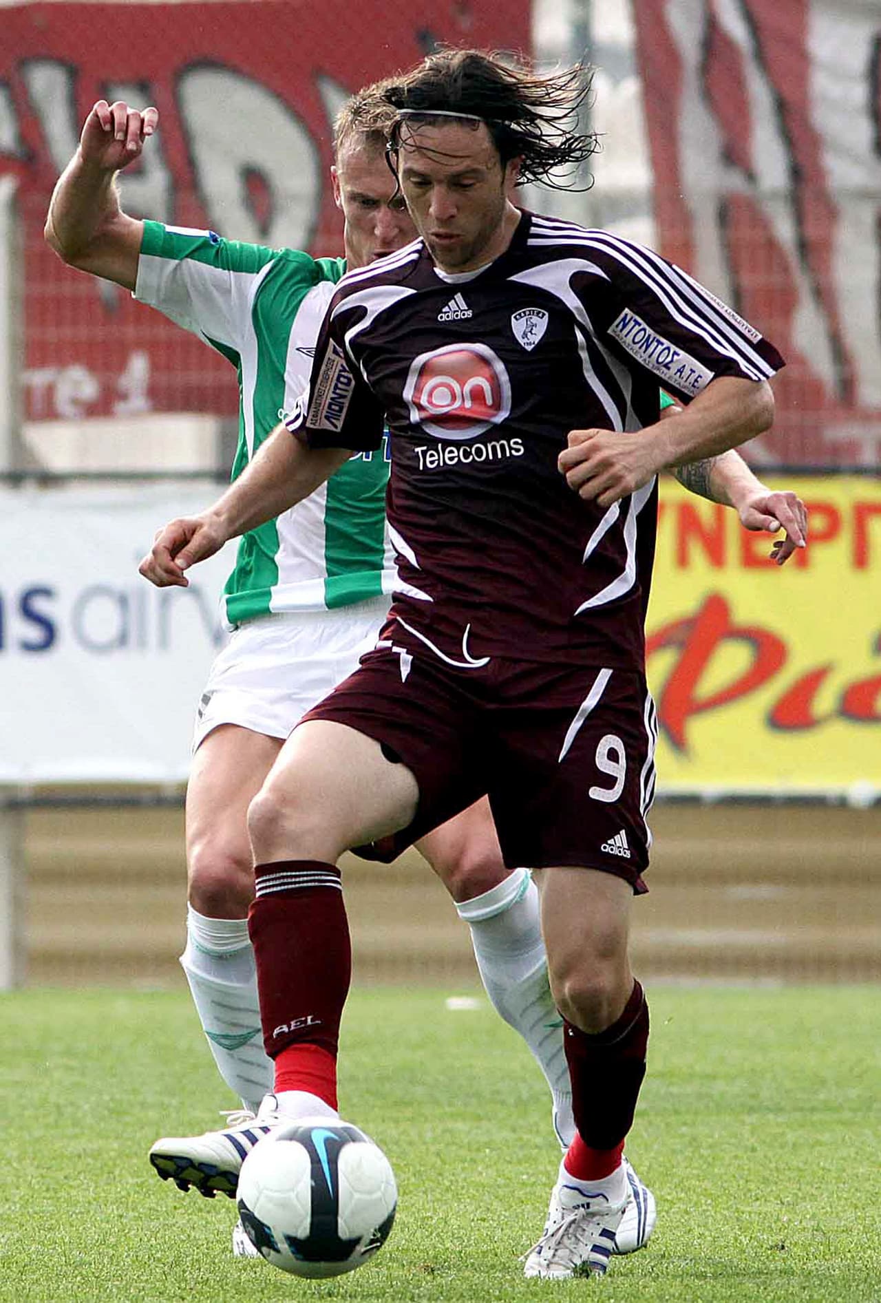 El mexicano Antonio de Nigris perdió la vida por un paro cardiaco cuando se dirigía hacia un hospital en Grecia, donde jugaba para el AE Larisa. Murió con 31 años.