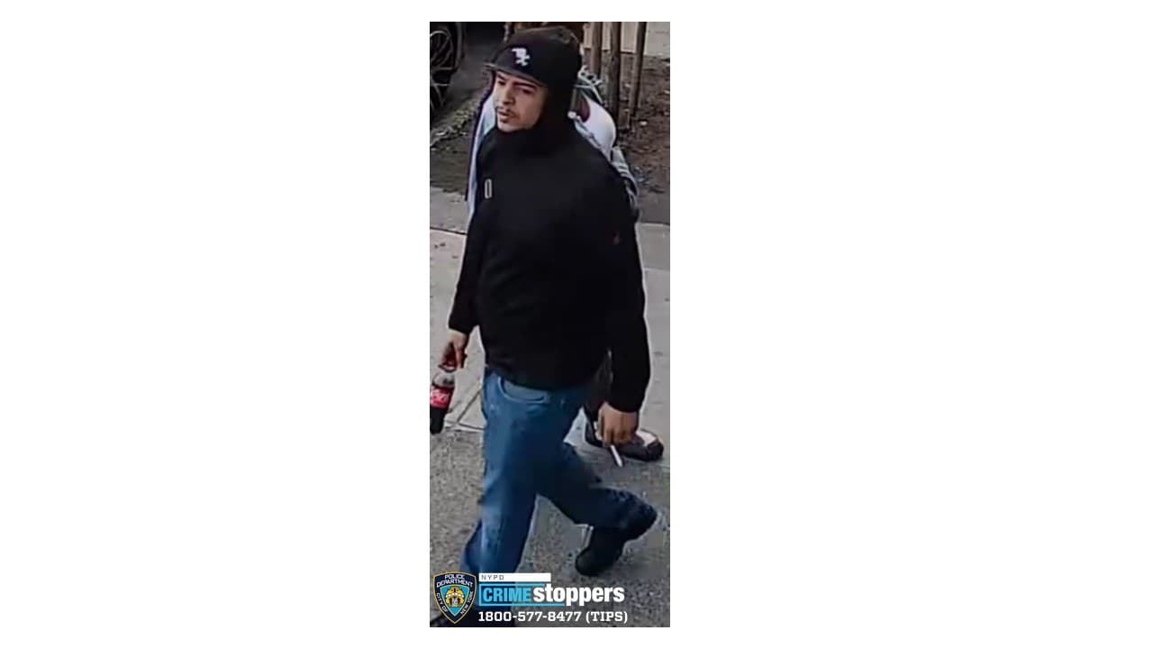 El suceso ocurrió sobre la Calle 152 Este y la Avenida Tinton en el Bronx. El grupo de seis personas golpeó al hombre de 33 años con varios objetos, incluyendo palos, botellas y otros objetos punzantes.
<br>
<br>