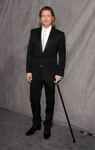 ¡Brad Pitt es un galán con mucho estilo! Si algo sabe este hombre es de mujeres y de ropa, pues siempre hace las mejores elecciones para verse fabuloso y tener la mejor compañía.