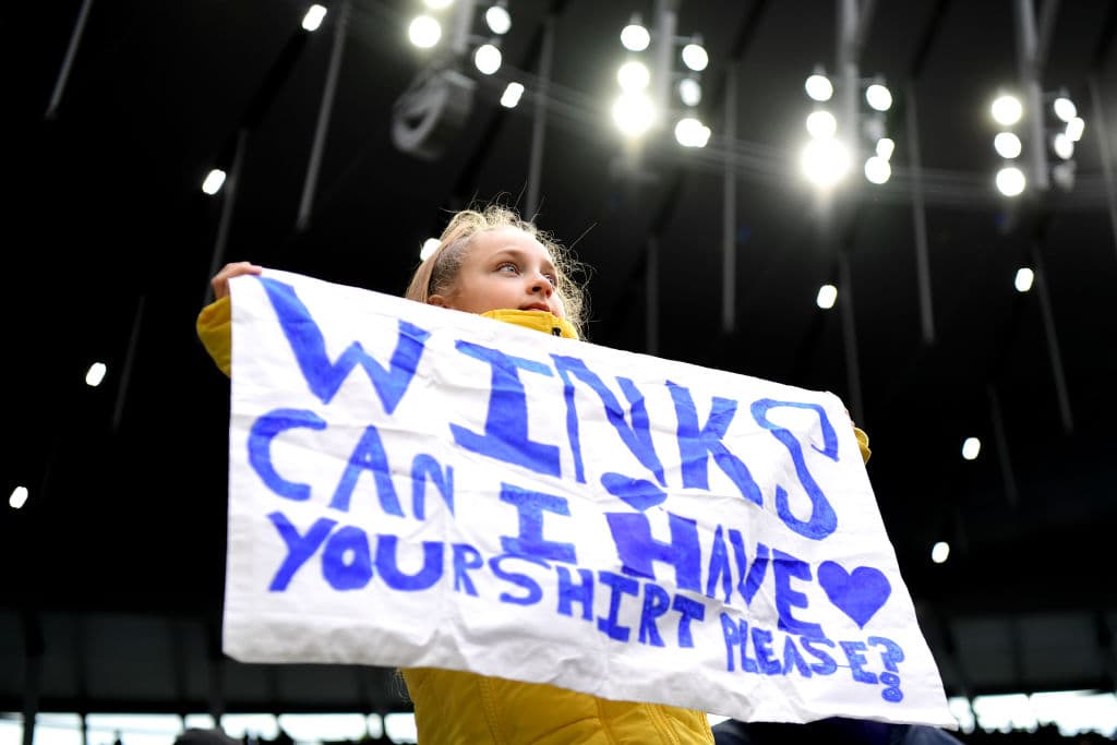Una fanática pide playera a jugador.