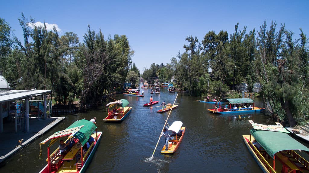Pero dentro de los canales hay otra atracción turística que ha ido cobrando fama últimamente, no sólo por su peculiaridad sino por el morbo y temor que despierta entre sus visitantes. Hablamos de la "Isla de las Muñecas", una pequeña chinampa con una triste pero también tenebrosa historia.
