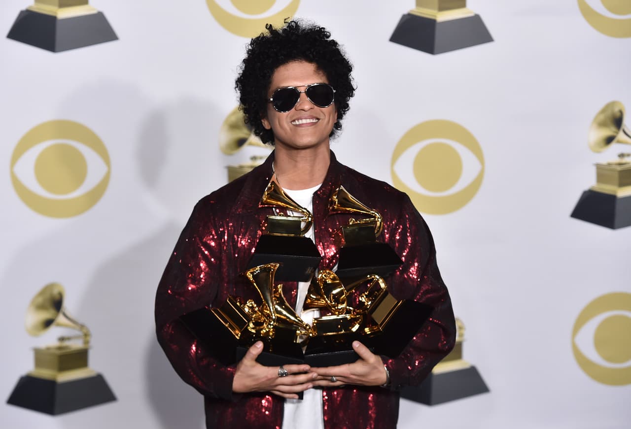 Pero fue el cantante Bruno Mars quien logró ambos galardones.