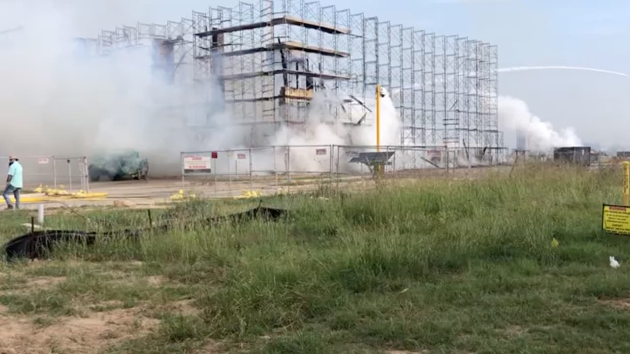 Uno de los bomberos tuvo que ser trasladado a un hospital local donde se recupera de forma satisfactoria.