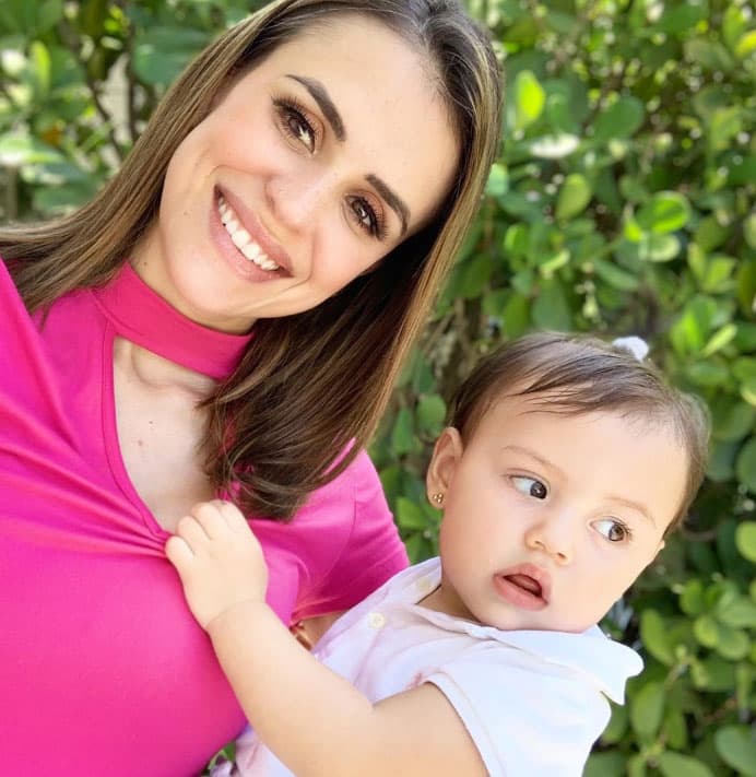 Carolina Sarassa también experimenta la maternidad en combinación con su profesión en esta cuarentena.