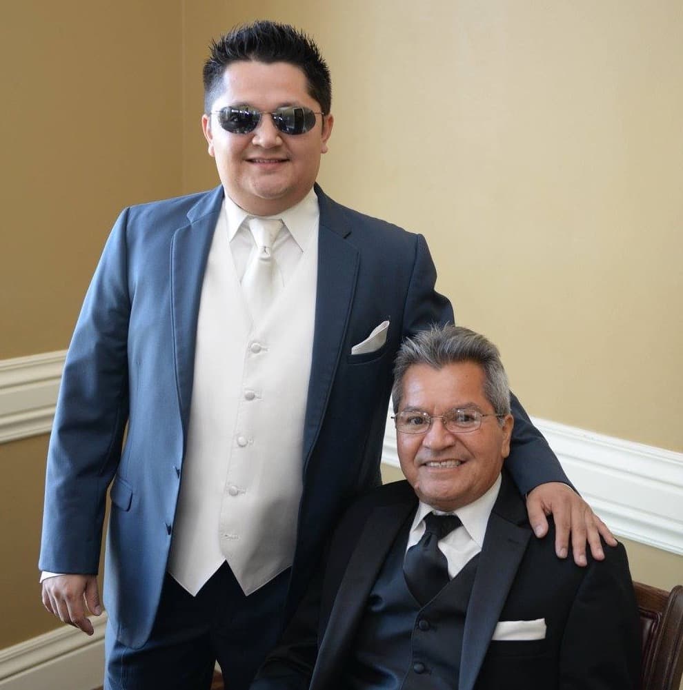 J.R. Azucena, uno de nuestros productores de nuestro noticiero Primera Edición junto a su padre Rogelio Azucena. Recibiendo consejo antes de su matrimonio.