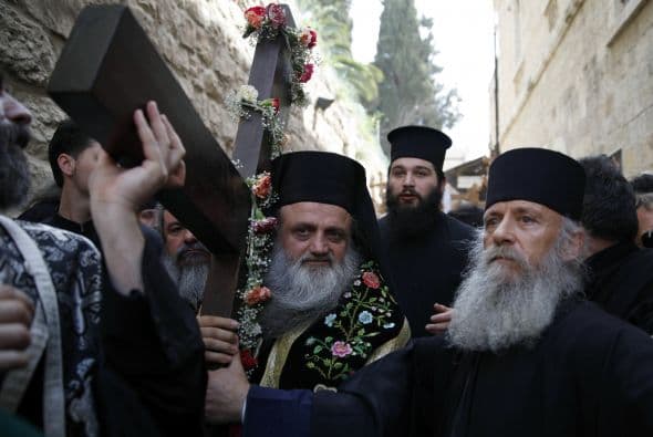 Las imágenes pueden ser pinturas o esculturas.