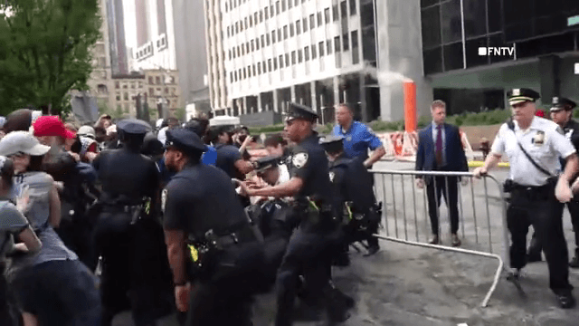 Los manifestantes se concentraron durante horas en Federal Plaza para expresar su rechazo a las detenciones de ICE. La tensión aumentó ante la presencia de presuntos agentes federales de inmigración en la zona.