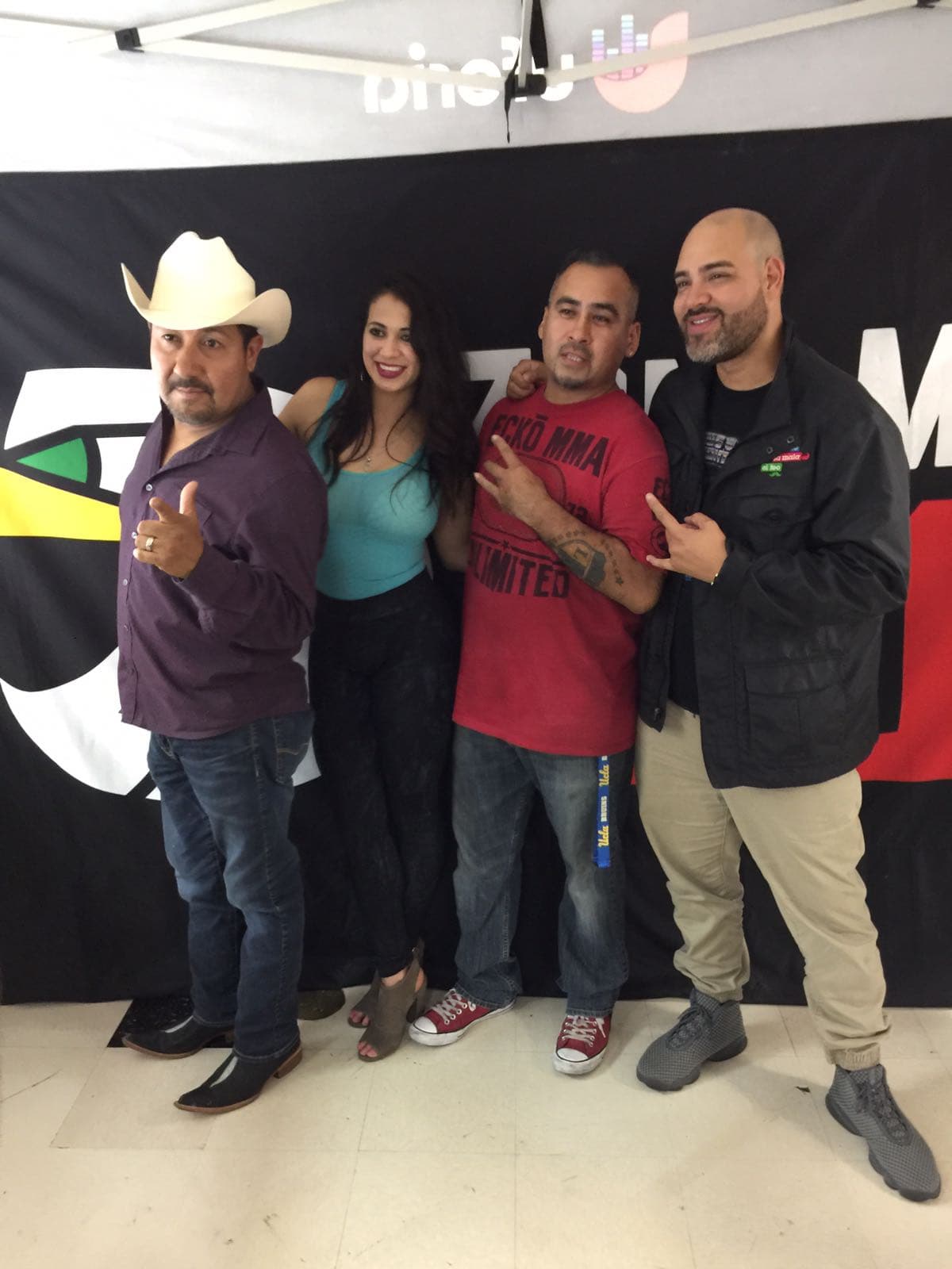 Raul 'El Pelón', Carla Medrano y El Feo vistieron de color verde las calles de Los Ángeles previo al partido de la selección de mexicana en esta ciudad.