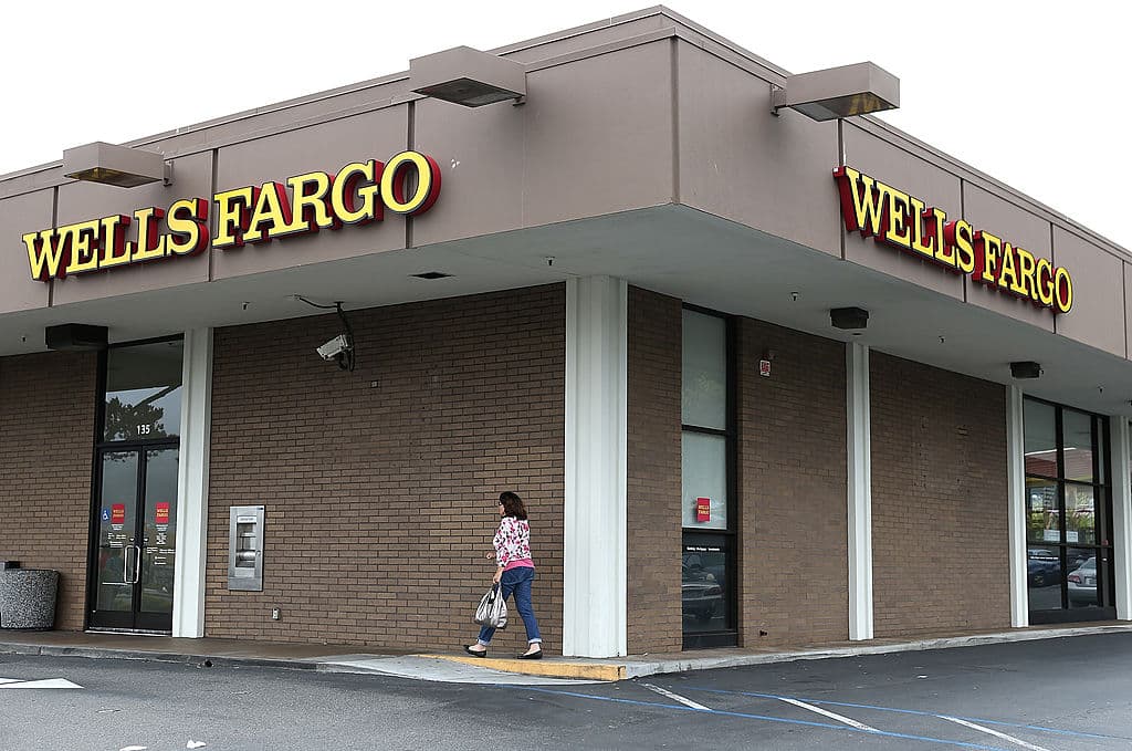 <b>Wells Fargo </b>aparece en el tercer puesto. El banco está apostando fuerte por la computación en la nube y por eso busca contratar miles de ingenieros de 
<i>software</i> y otros puestos técnicos. Pero también tiene posiciones no-técnicas en estrategia y planificación o comunicación. Recientemente anunció que destinará hasta $300 millones en entrenamiento y desarollo de carrera para sus empleados.