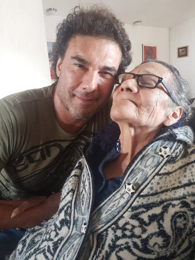 La falta de atención y el supuesto abandono en el que vivía la señora, tuvo como consecuencia que perdiera un brazo. 
<b>Yáñez demandó a los cuidadores</b> y decidió internar a su madre en un asilo.