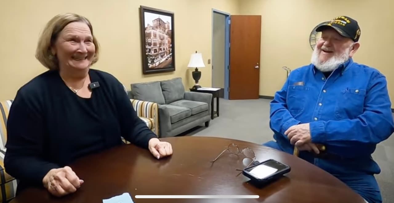 Mary Strand, izquierda, y su esposo, en las oficinas del Consejo metropolitano de Twin Cities, Minnesota.