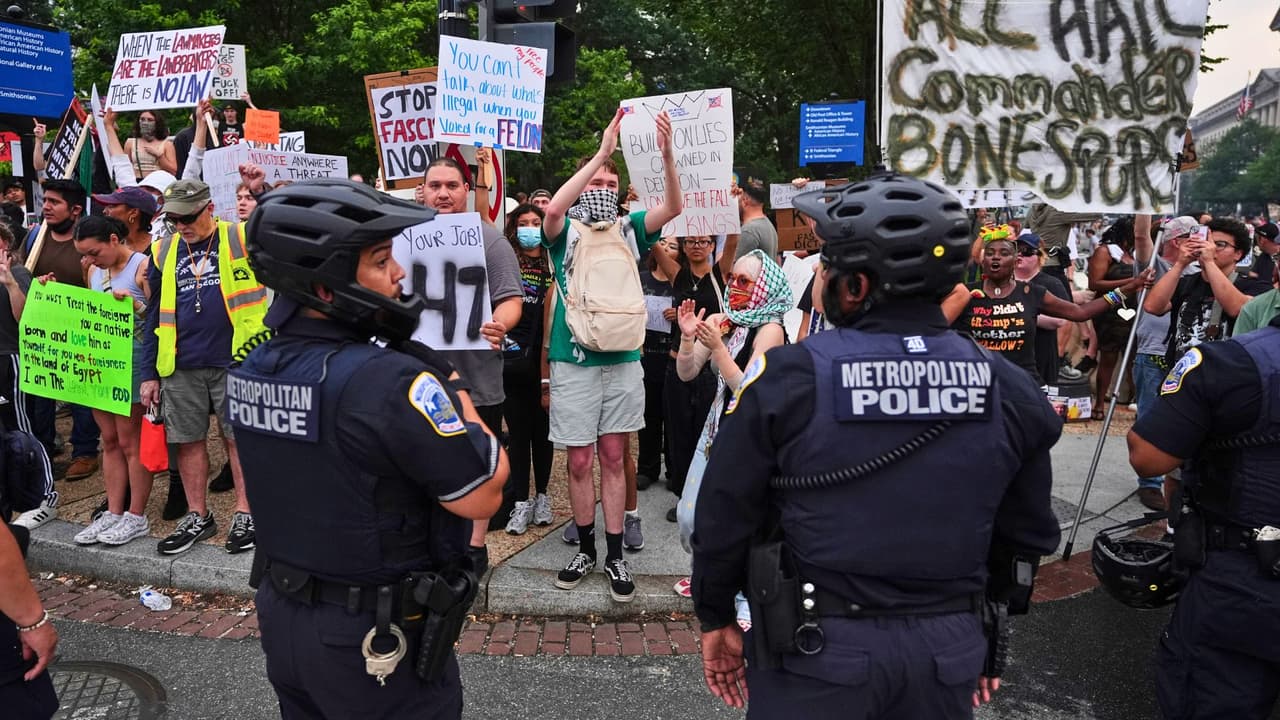 Manifestantes portan pancartas durante una protesta realizada el sábado 14 de junio de 2025 en Washington, el mismo día en que se llevó a cabo un desfile militar por el 250 aniversario del Ejército de Estados Unidos.