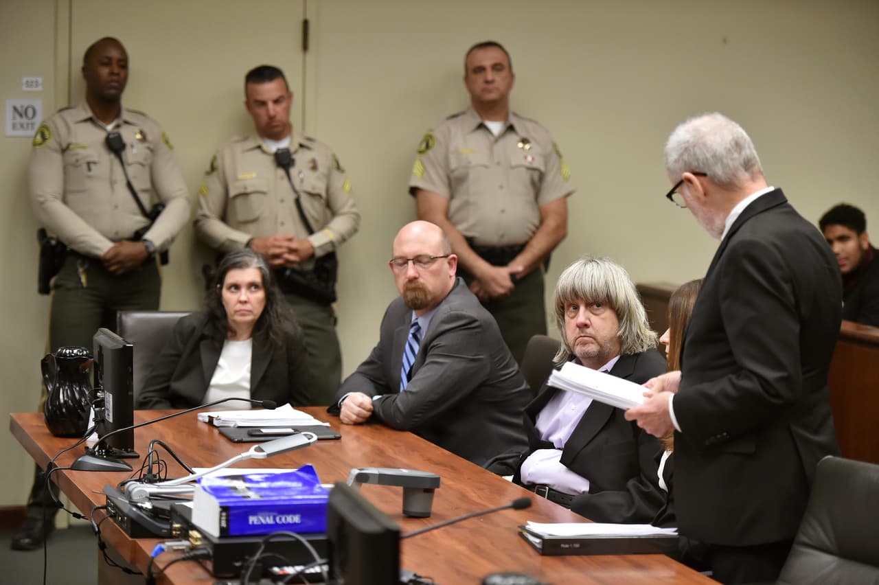 Louise Anna Turpin, el abogado Jeff Moore y su esposo David Allen Turpin, escuchan al abogado David Macher mientras comparecen ante un tribunal el jueves 18 de enero de 2018 en Riverside, California. La pareja conocida como los padres de la 'casa del horror' fueron sentenciados a 
<a href="https://www.univision.com/noticias/criminalidad/condenan-a-cadena-perpetua-a-los-padres-de-la-casa-del-horror-que-mantenian-a-sus-13-hijos-en-cautiverio">cadena perpetua. </a>