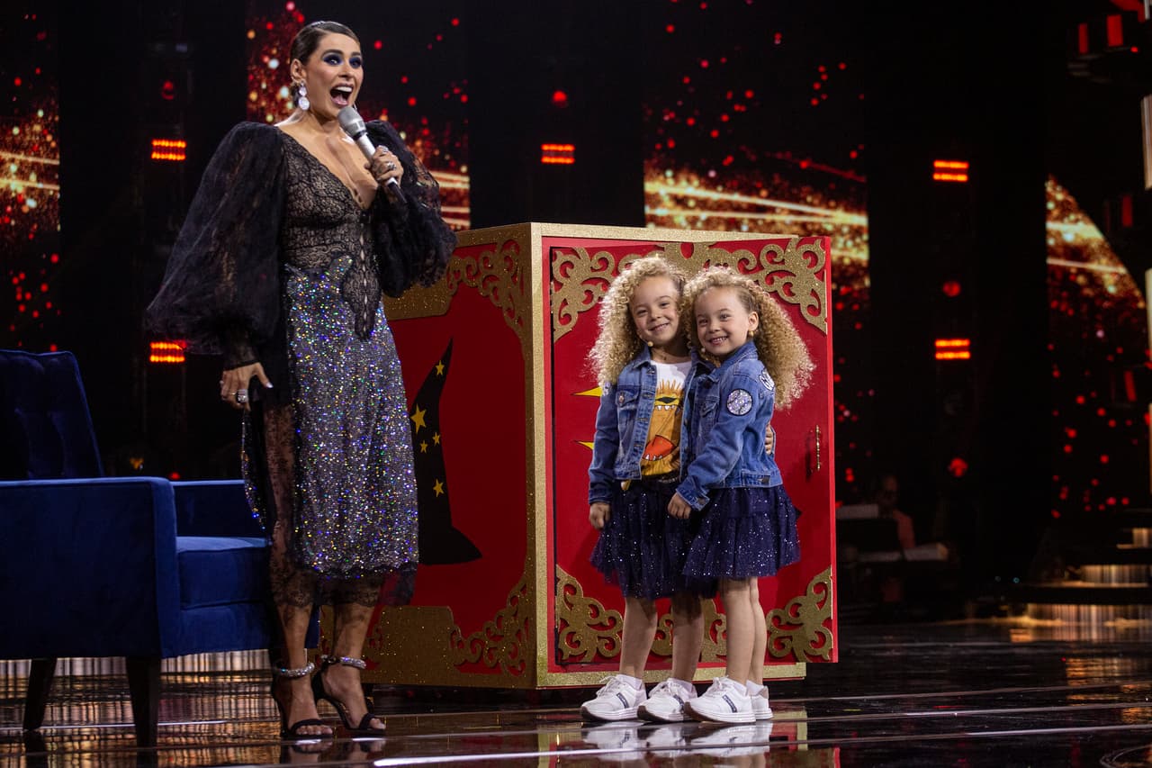 Galilea se asustó cuando una de las mellizas desapareció en una caja mágica para después regresar dos al escenario. El público y los jueces también quedaron impresionados al ver la magia de las hermanas originarias de Florida.