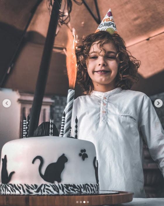 "Festejando un año más", escribió el también actor de la telenovela A Que No Me Dejas.