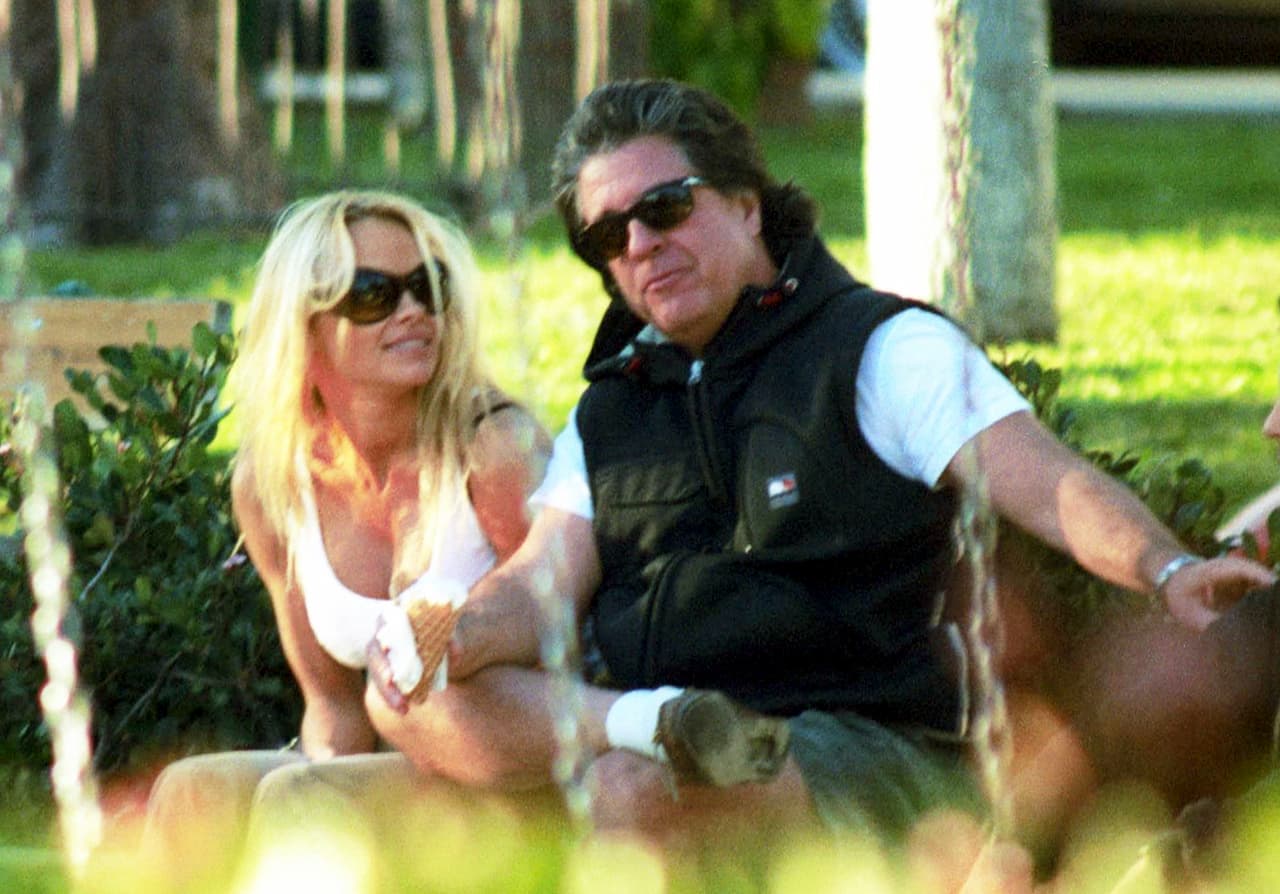 Carey también habló sobre el tiempo en que Pamela Anderson supuestamente 
<b><a href="https://www.univision.com/famosos/amor-en-la-cuerda-floja-pamela-anderson-se-separo-de-jon-peters-con-quien-se-caso-pero-no-firmo-un-papel-fotos">contrajo matrimonio con el productor Jon Peters</a></b>, el 20 de enero de 2020. Recordó que cuando vio la noticia, le mandó un mensaje de texto a Dan, quien le respondió: "Jajaja, es mayor que su padre, pero creo que nuestros problemas de dinero han terminado".
