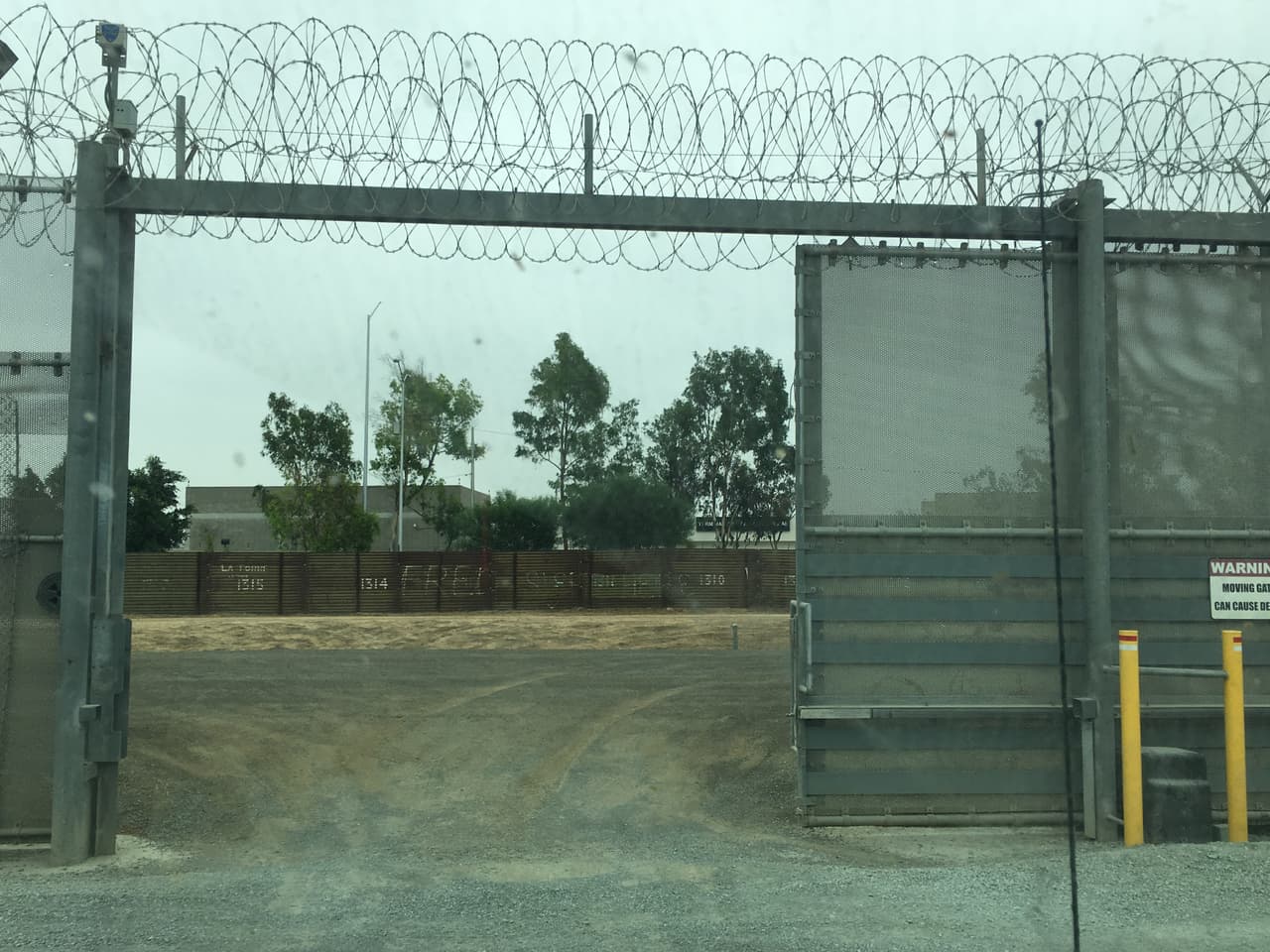 Acceso a la franja entre los dos cercos en la zona de Otay Mesa. Al fondo se observa la valla antigua.