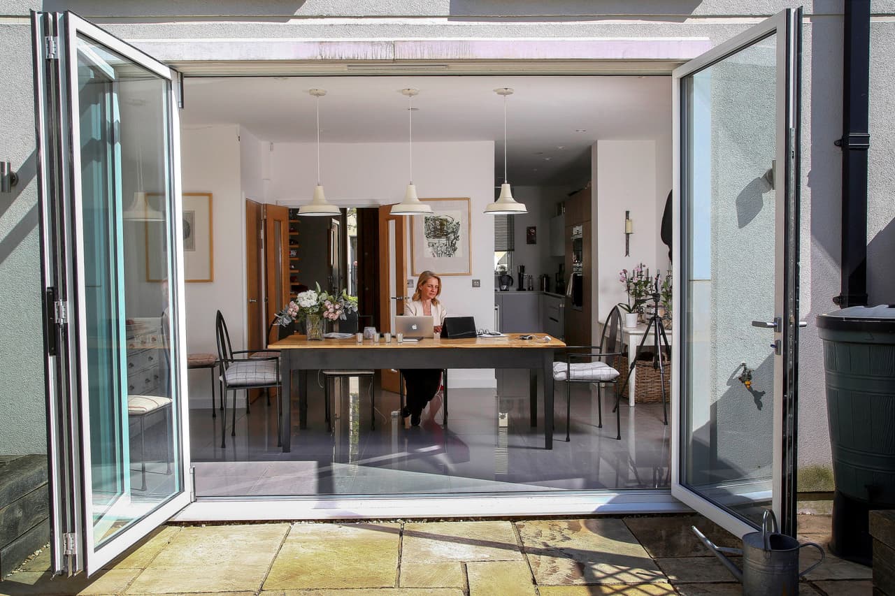 Pero la presión por ser efectivos es aun mayor desde la casa. Para muchos el tiempo de trabajo se multiplicó, y ahora comienzan a trabajar desde muy temprano y acaban en la madrugada.
<br>