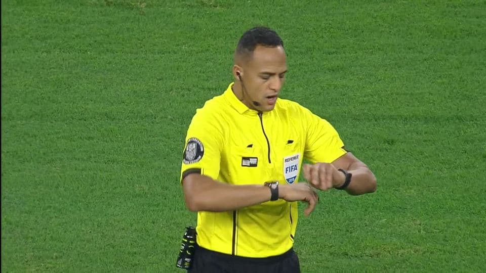 Arranca el partido y la pelota está en juego.