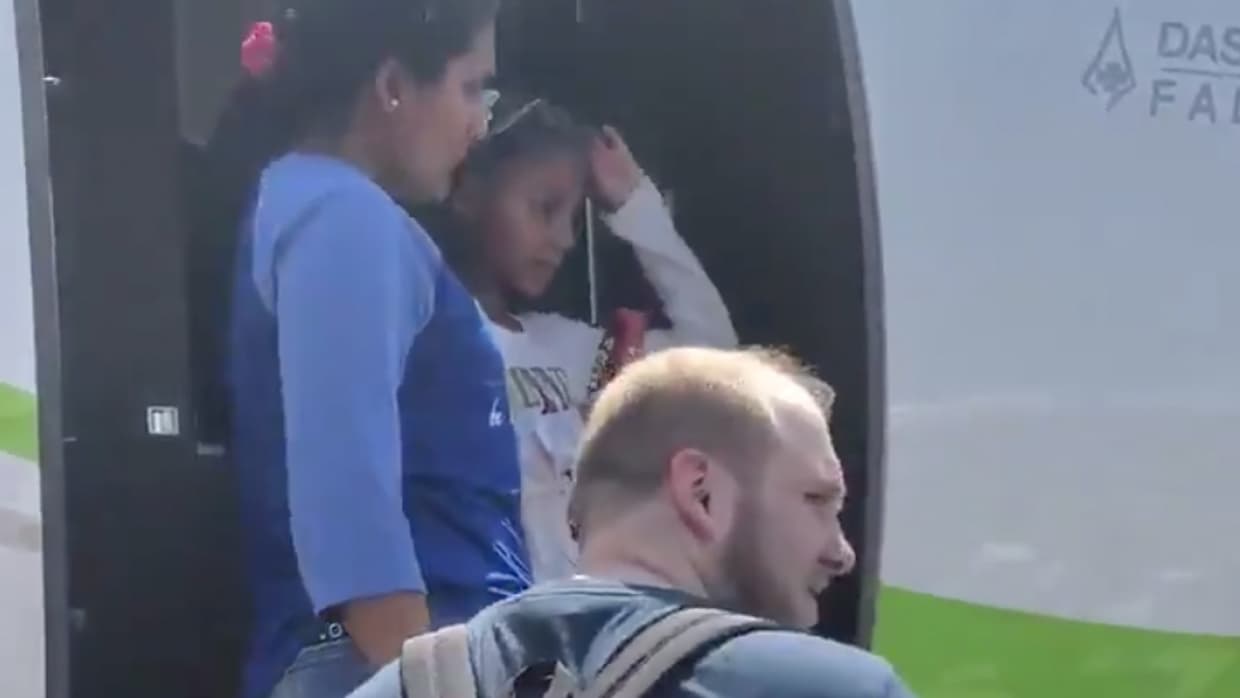 Los funcionarios de ambos países dijeron que Holt y su esposa, la venezolana Tamara Caleño, están en viaje a Washington, donde fueron recibidos por el presidente Donald Trump y su familia.