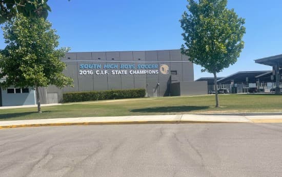 Dos estudiantes de South High School son arrestados por introducir armas de fuego en el campus