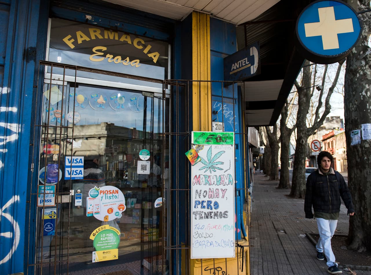 La negativa de muchas farmacias a vender marihuana está haciendo que el gobierno se replantee cómo distribuirla.