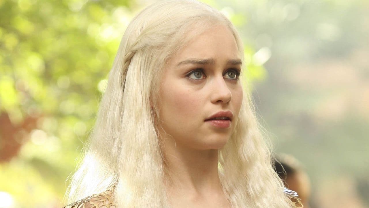<b>Daenerys Targaryen </b>
<br>Parecía un personaje secundario más de 'Juego de Tronos' (2011) por su inocencia y obediencia ciega hacia su cruel hermano. Su situación familiar y sus vivencias, influyeron en su manera de ser líder y gobernar, lo cual terminó terriblemente mal.