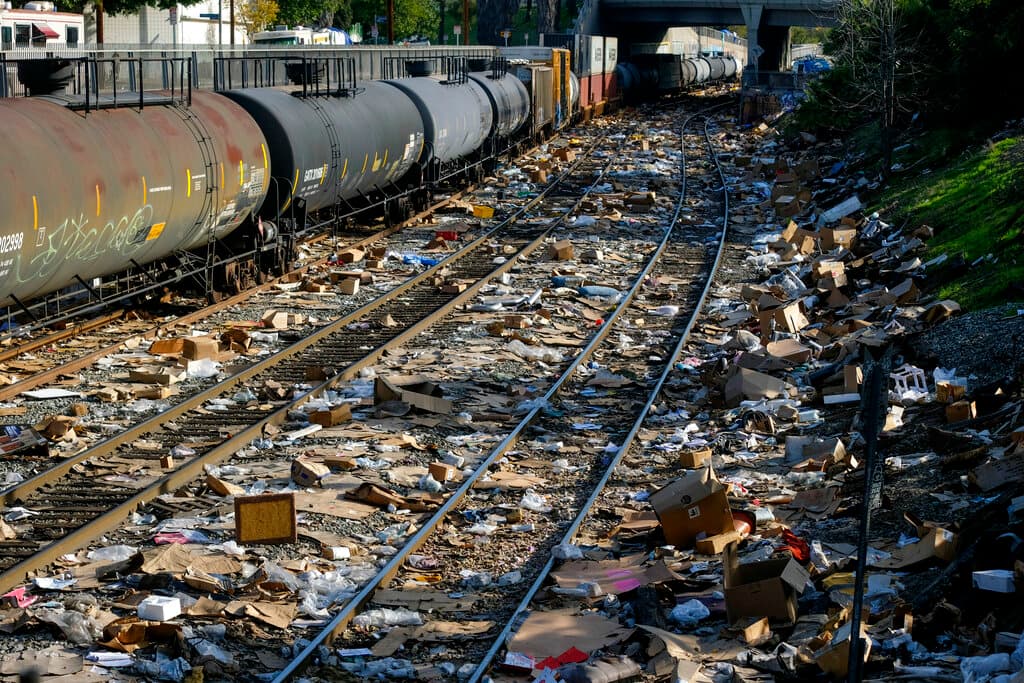 De acuerdo con testigos, los saqueos a los contenedores del gran tren no son nuevos en el centro de Los Ángeles.