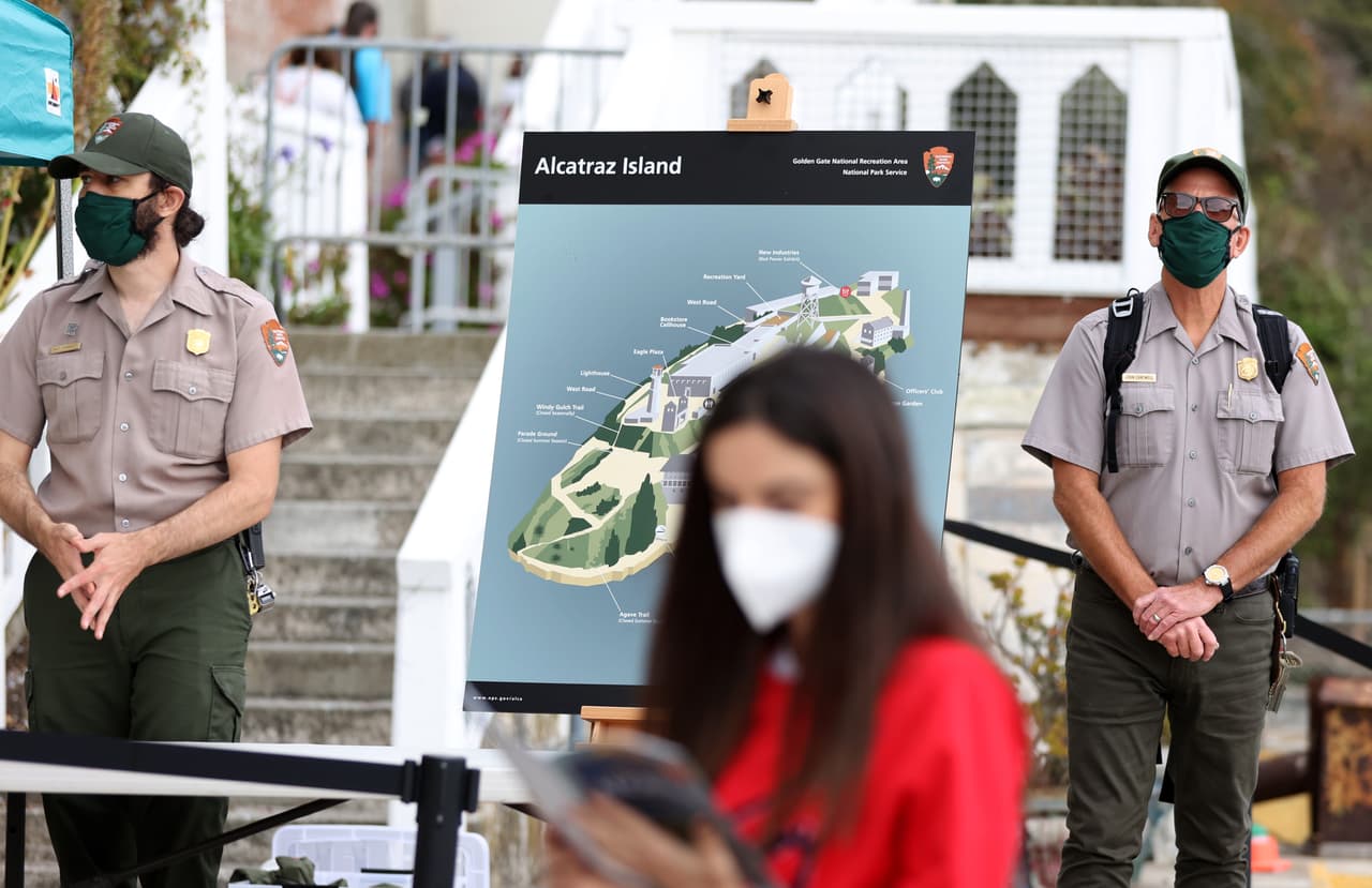 Guardaparques del Servicio de Parques Nacionales se alistan para recibir a los visitantes con máscaras protectoras.
<b> La experiencia al aire libre incluye un recorrido con audio </b>donde se pueden escuchar comentarios de expresos y guardias de la que alguna vez fue la cárcel en donde estuvo preso Al Capone.