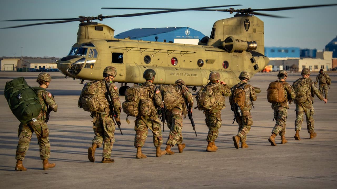 Más de 400 soldados de Texas desplegados a la frontera con México para reforzar las operaciones migratorias 