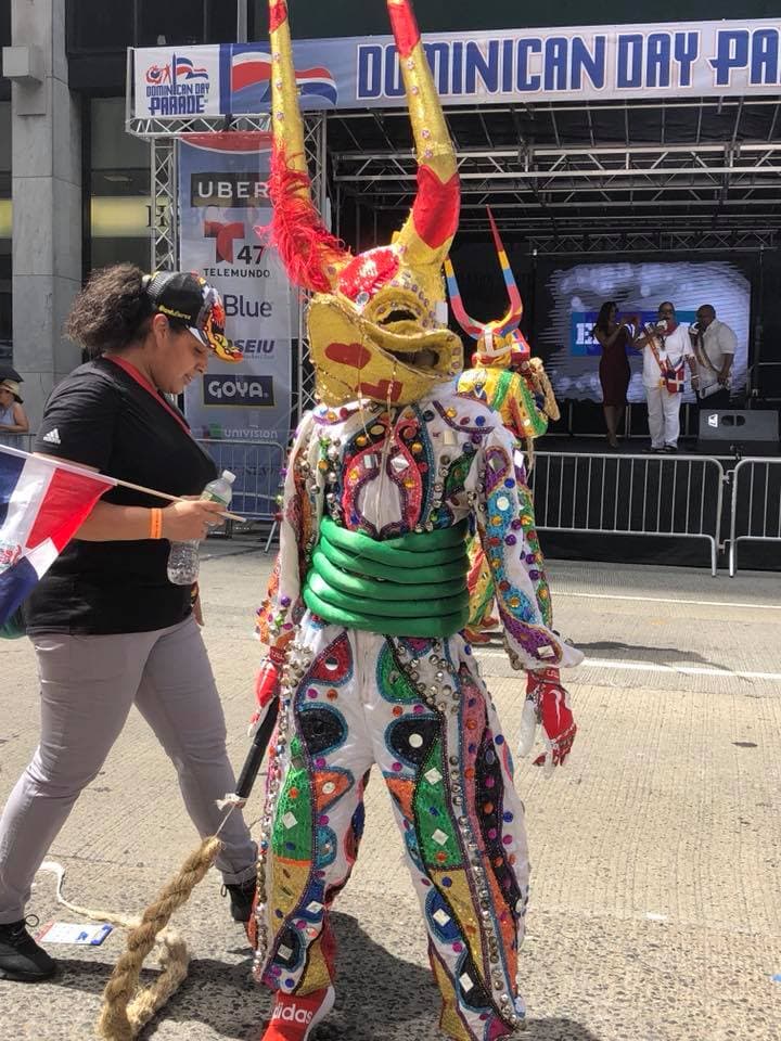 Durante el desfile muchos se visten con trajes tradicionales, expresión de la cultura dominicana.