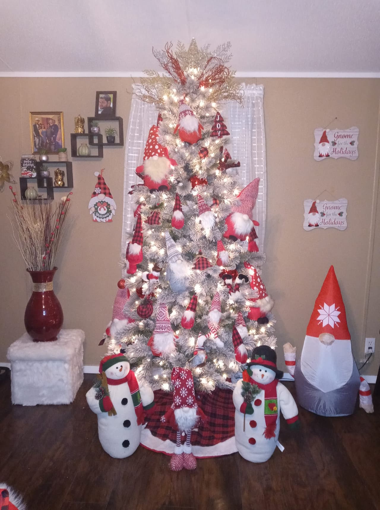 Un árbol de navidad plateado y con monos de nieve, así luce la casa de Brenda Concepción en espera de las festividades navideñas.