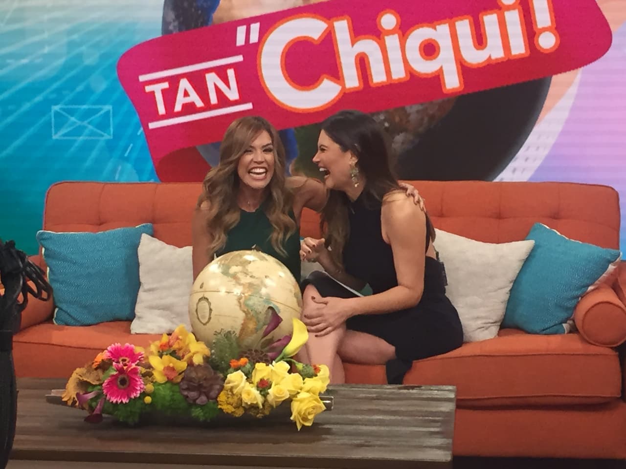 En comerciales. Estaba rebueno el chisme, Karla y Chiqui no paraban de reír.