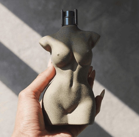 Para el lanzamiento de sus antiguas fragancias, la empresaria también recurrió a sus redes sociales para hacer publicidad, tal como lo ha hecho con su línea de maquillaje.