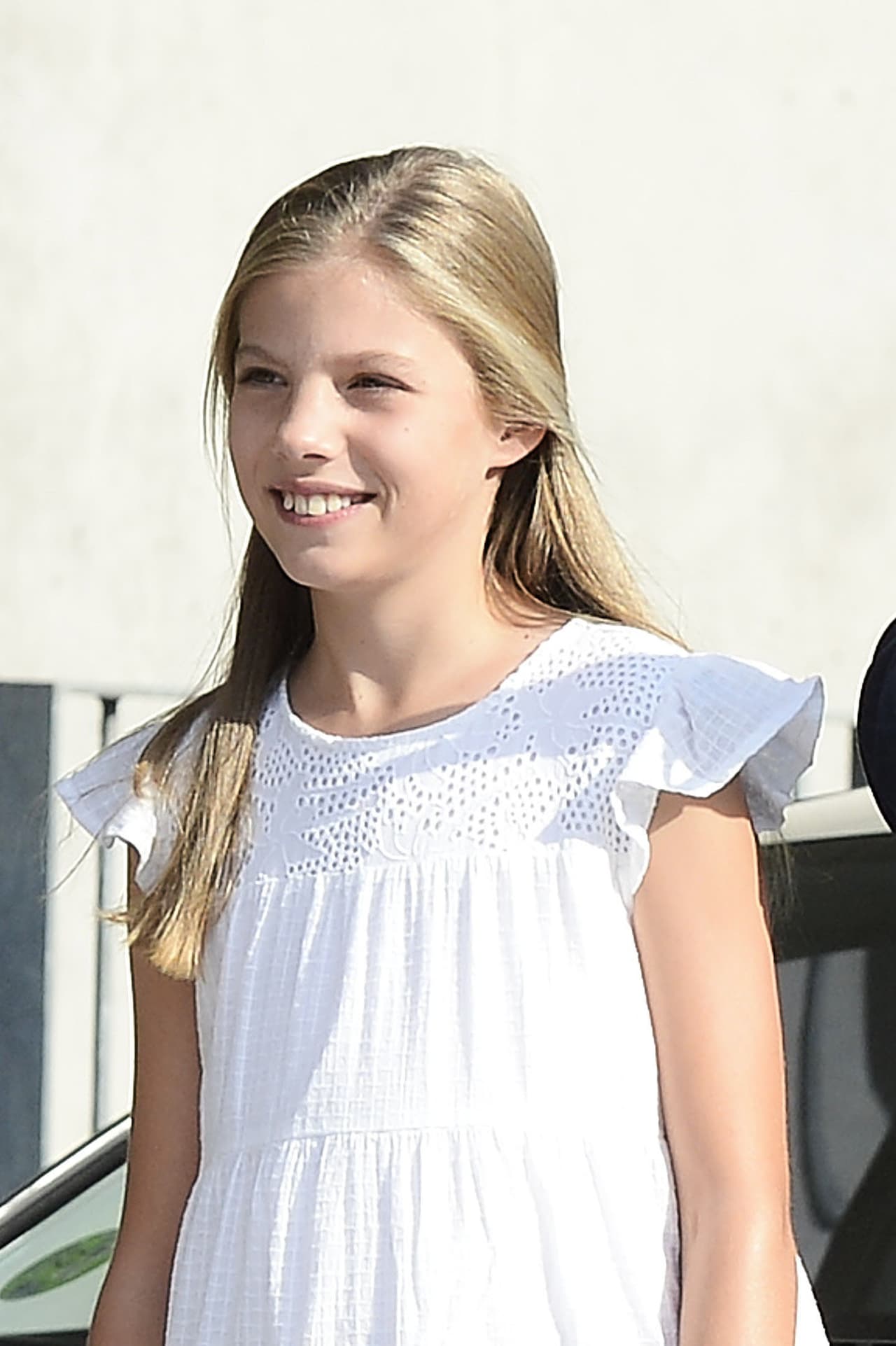 "Un regalo... 
<b>una tarjeta</b>", dijo Sofía de manera escueta.