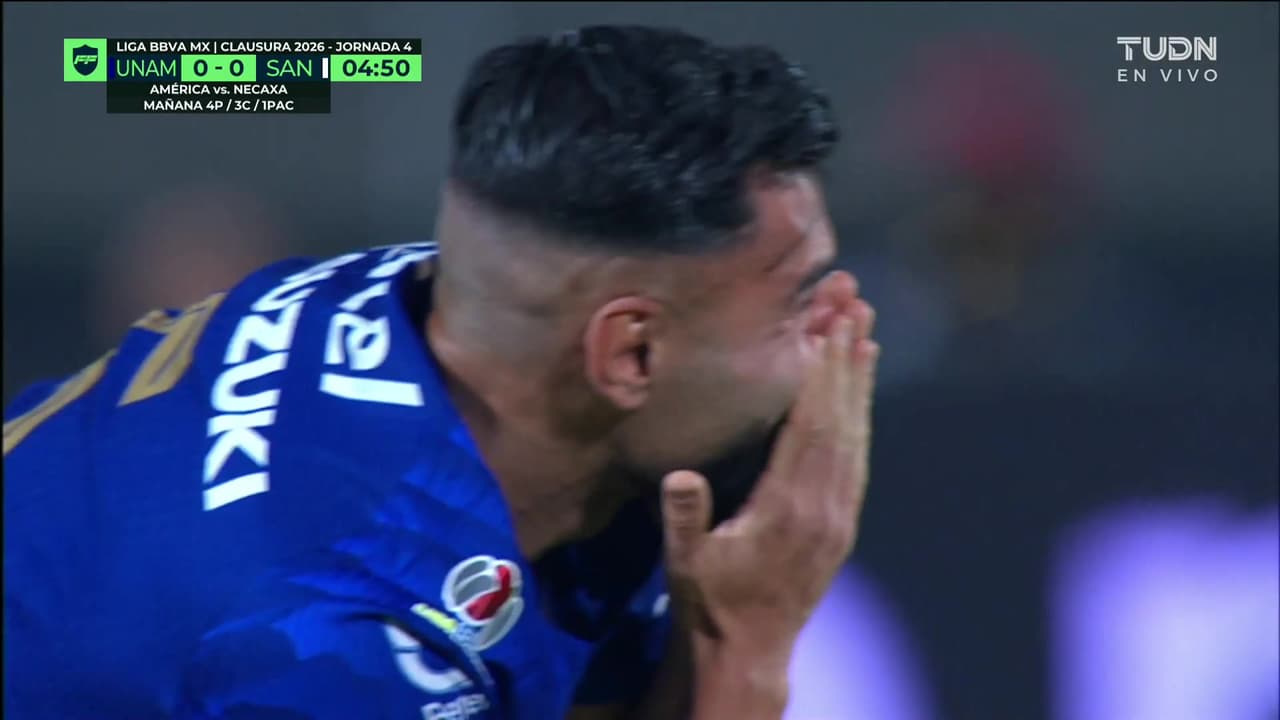 Polémica: Dan manotazo a Rubén Duarte en la cara y no señalan falta para Pumas