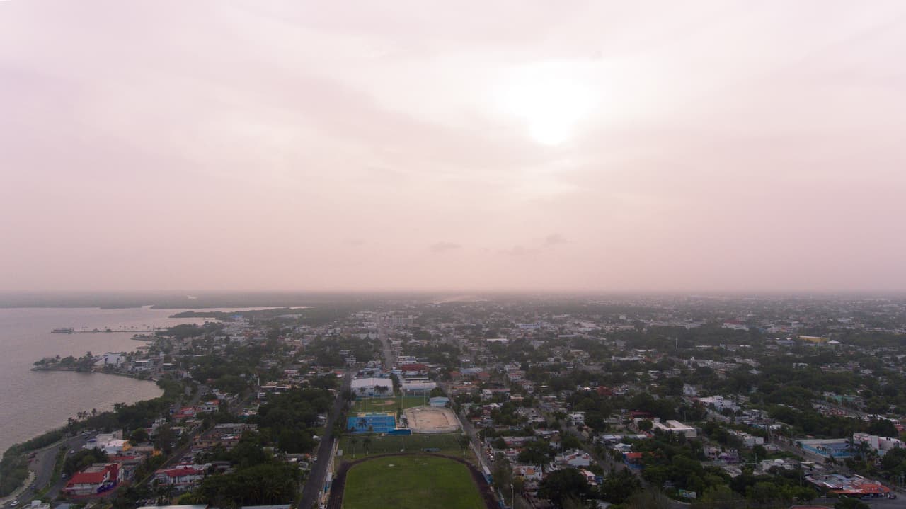 “El polvo del Sahara, que se aproxima a nuestro país, puede generar afecciones respiratorias que pudieran confundirse con el COVID-19”, escribió en un tuit el presidente salvadoreño Nayib Bukele. Cada año los vientos levantan alrededor de 800 toneladas de polvo de este desierto, el más grande del mundo y la mayor fuente de partículas de polvo en el aire en todo el planeta.